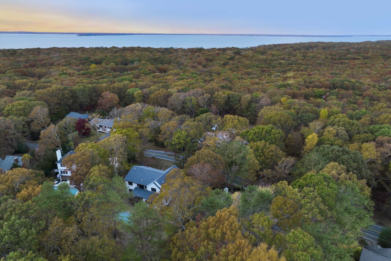 90 Roses Grove Road, Southampton, NY Parallel.Realestate