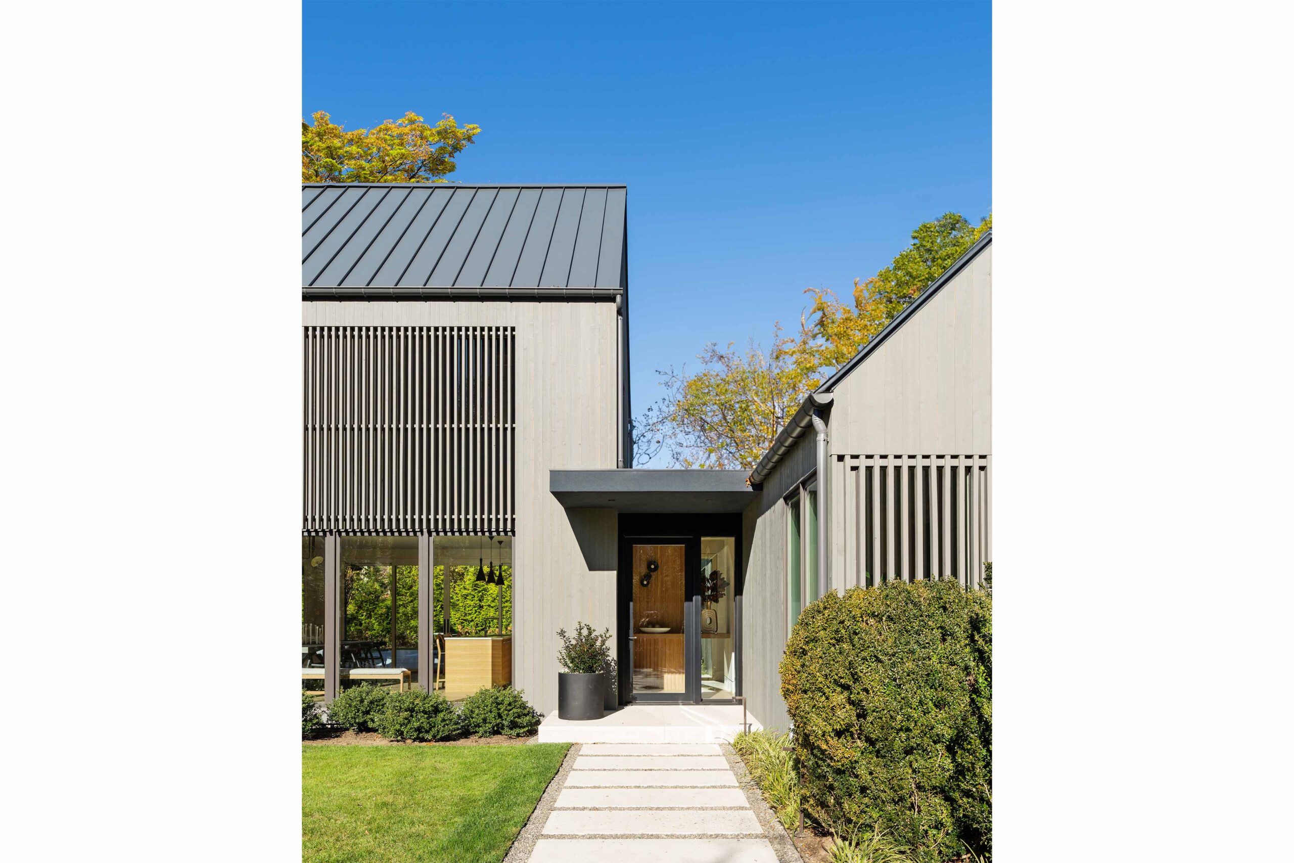 11_Rosewood_Drive_SagHarbor-FrontEntry-1-WEB