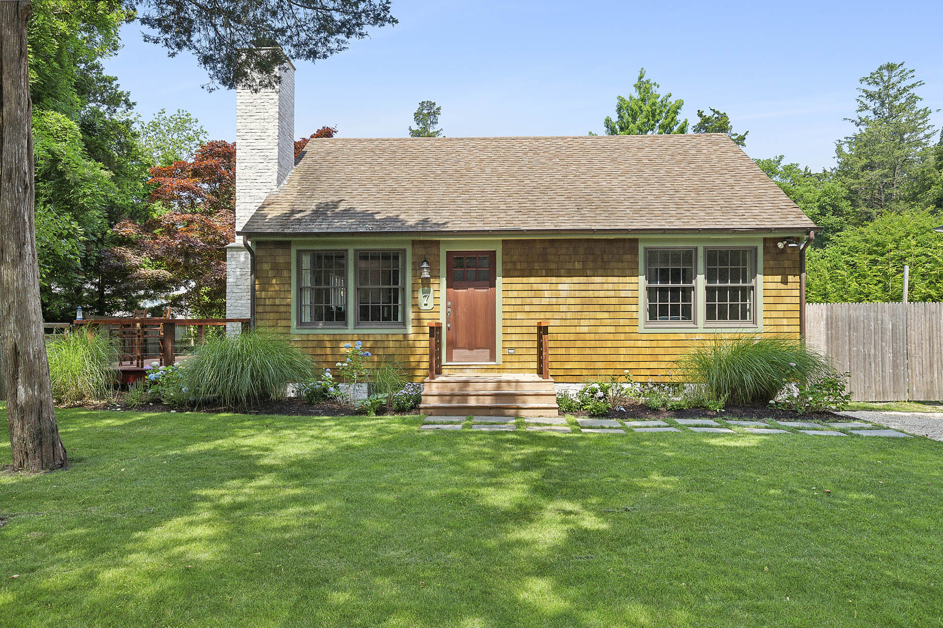 7_Cedarberry_Lane_Southampton_NY_11968_(01)-WEB