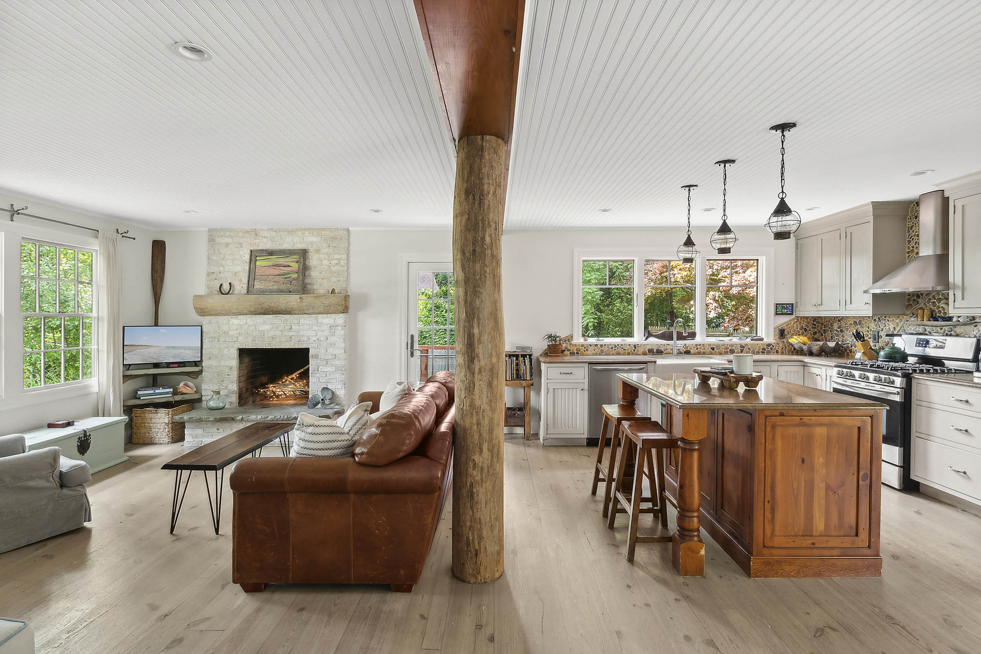 7_Cedarberry_Lane_Southampton_NY_11968_(04)-WEB