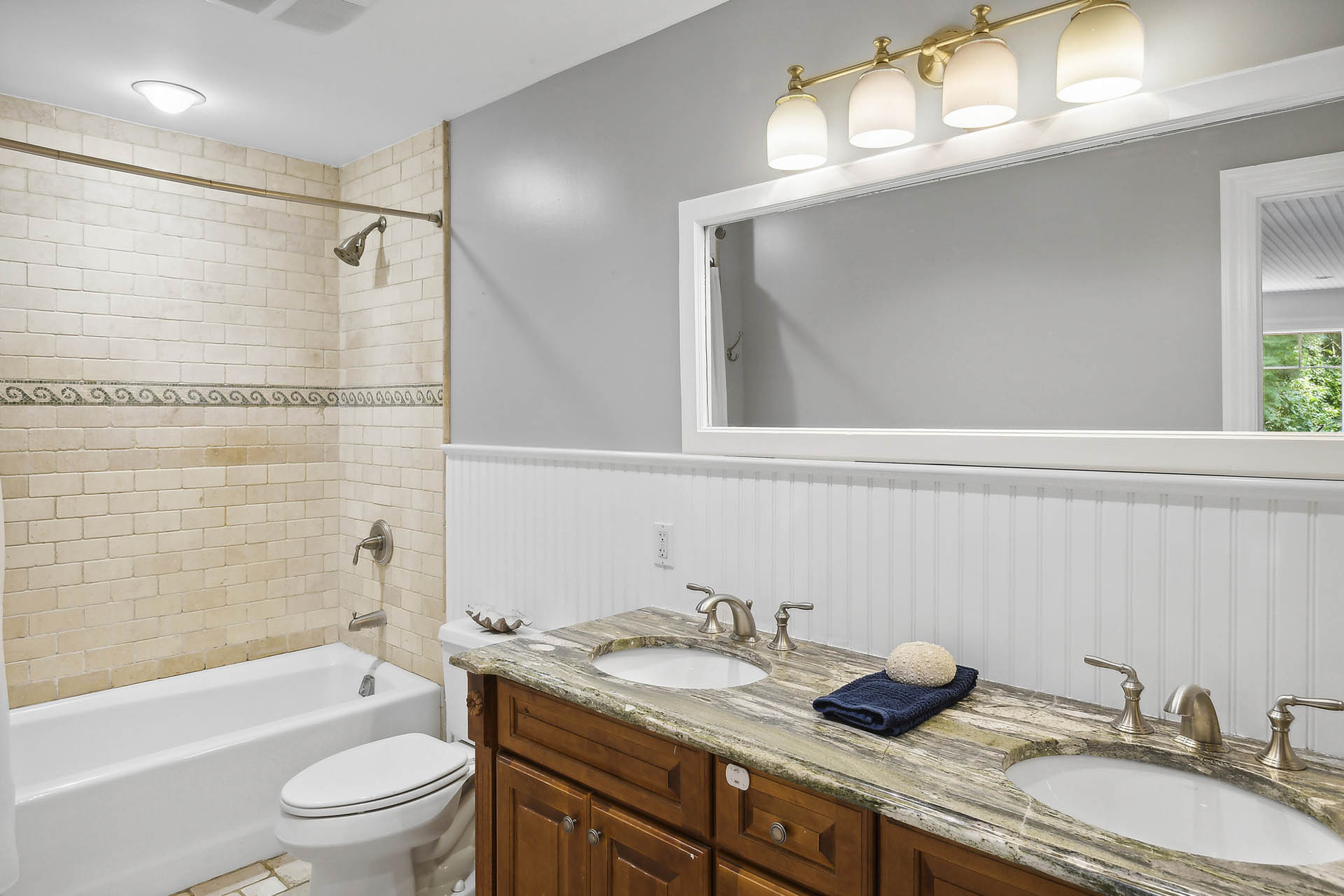 7_Cedarberry_Lane_Southampton_NY_11968_(05)-WEB