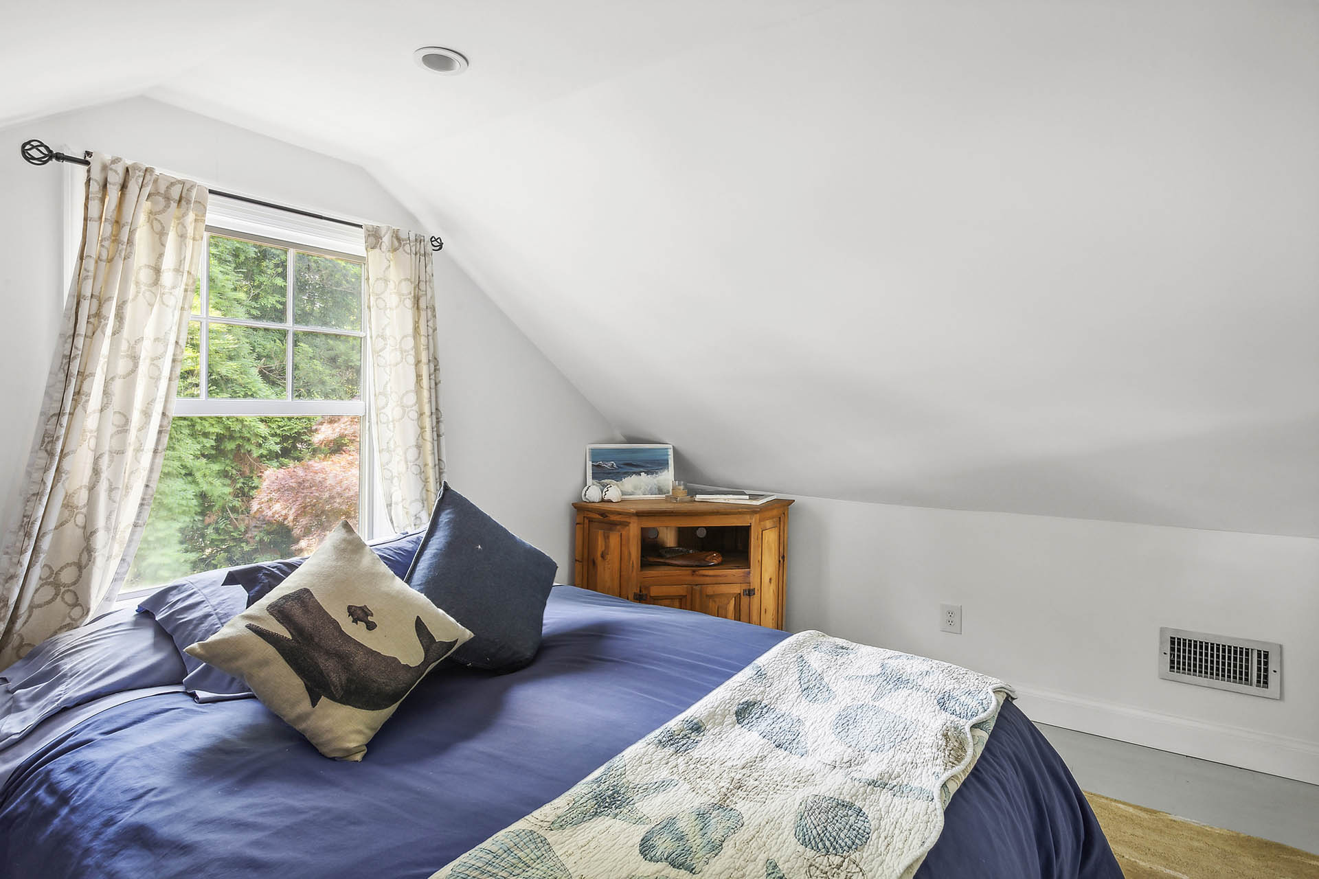 7_Cedarberry_Lane_Southampton_NY_11968_(06)-WEB