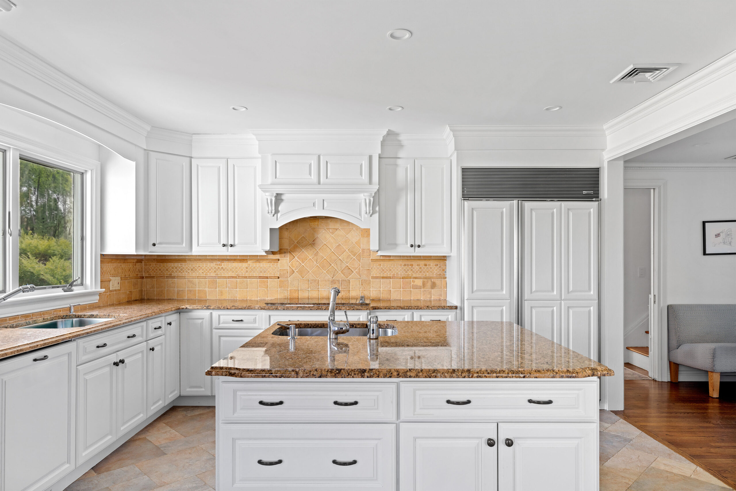 22_Aspatuck_Road_WesthamptonBeach_Kitchen-1