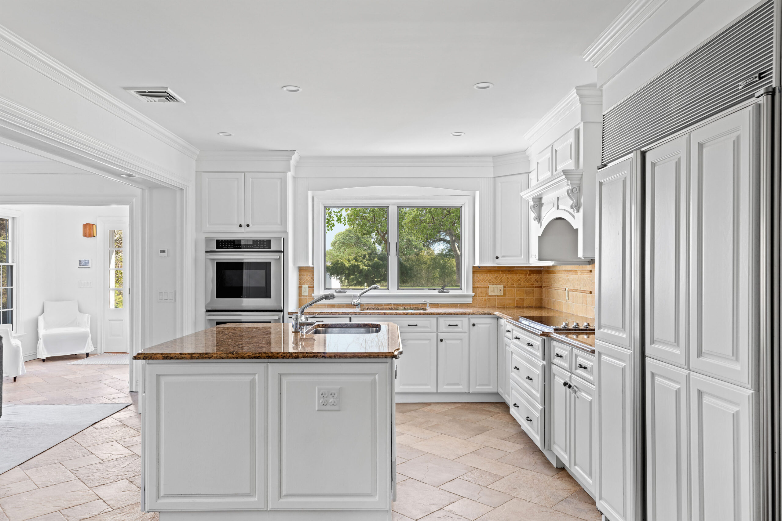 22_Aspatuck_Road_WesthamptonBeach_Kitchen-2