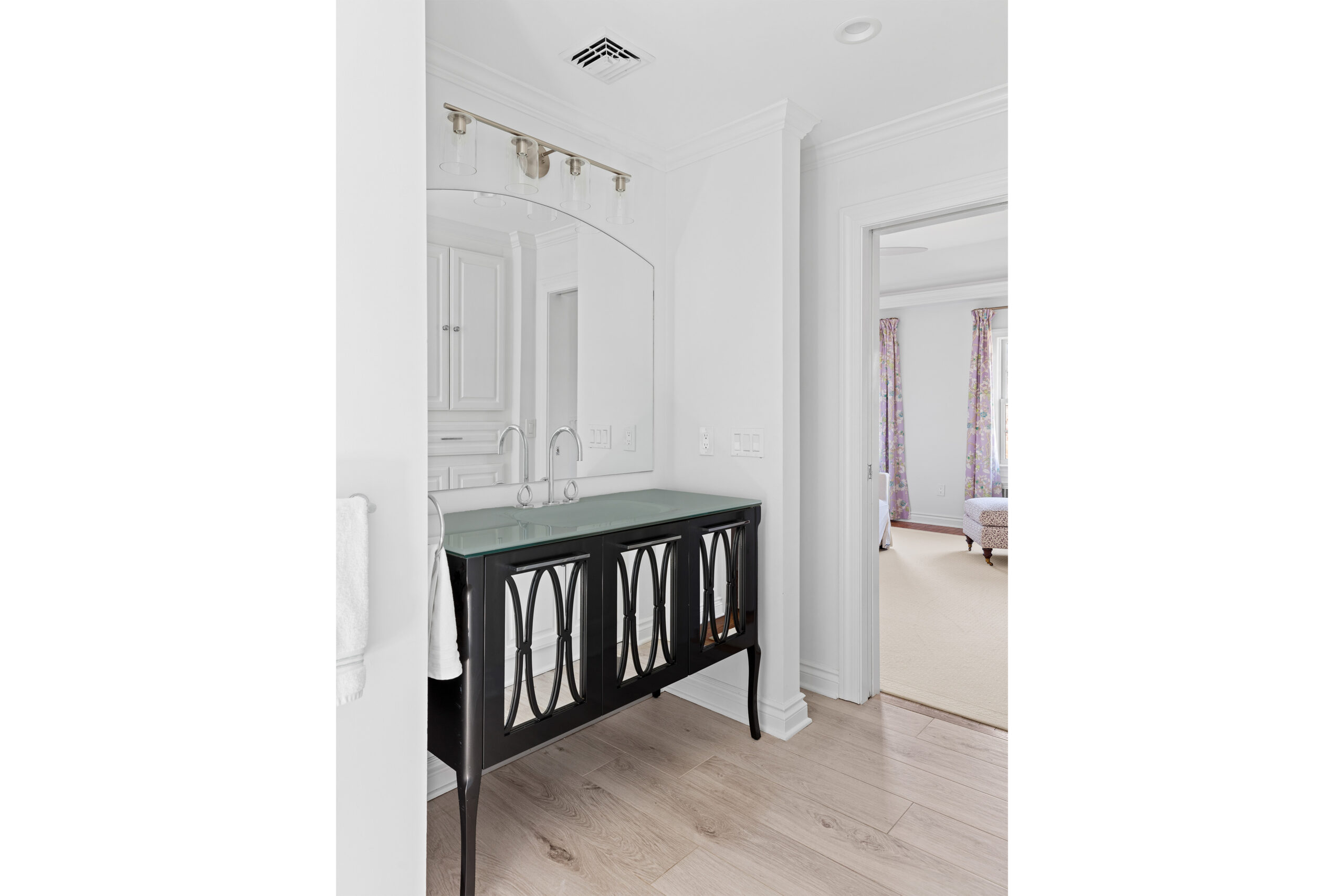 22_Aspatuck_Road_WesthamptonBeach_Primary-Bath-1