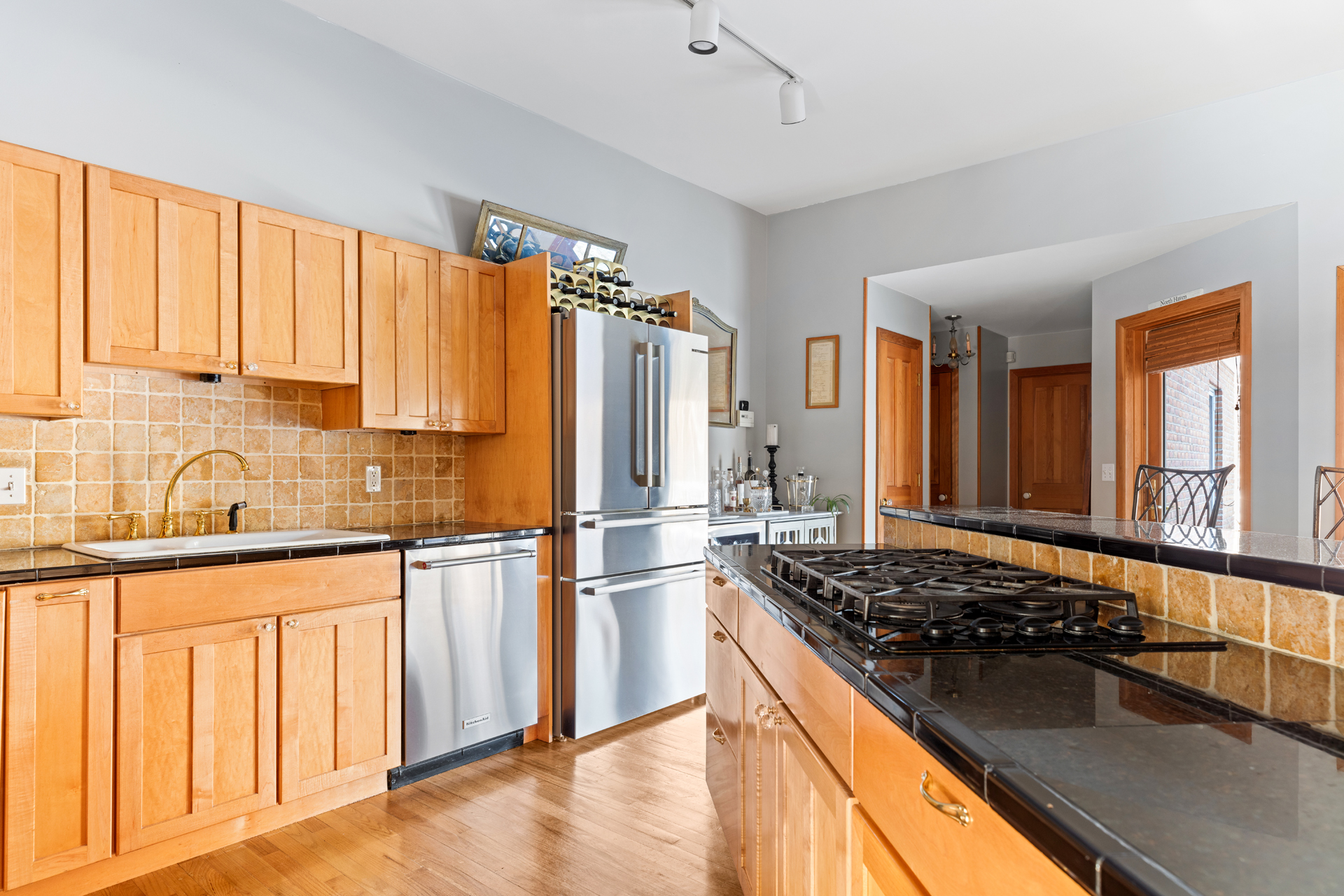 6-2_SunsetRoad_SagHarbor-Kitchen2-WEB